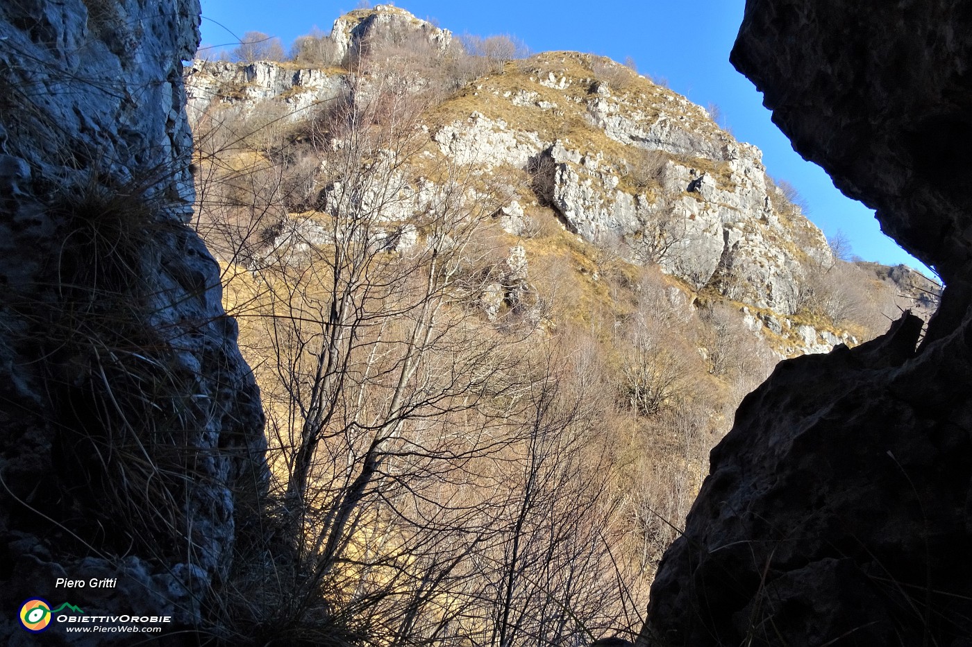 45 Vista tra roccioni su Castel Regina.JPG